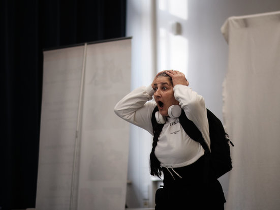 Eine Person macht eine lebhafte Geste, indem sie sich an den Kopf fasst.