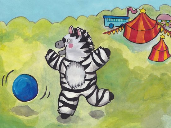Illustration eines kleinen weißen Zebras mit schwarzen Streifen, das auf einer Wiese mit einem blauen Ball spielt. Im Hintergrund stehen zwei bunte Zirkuszelte.